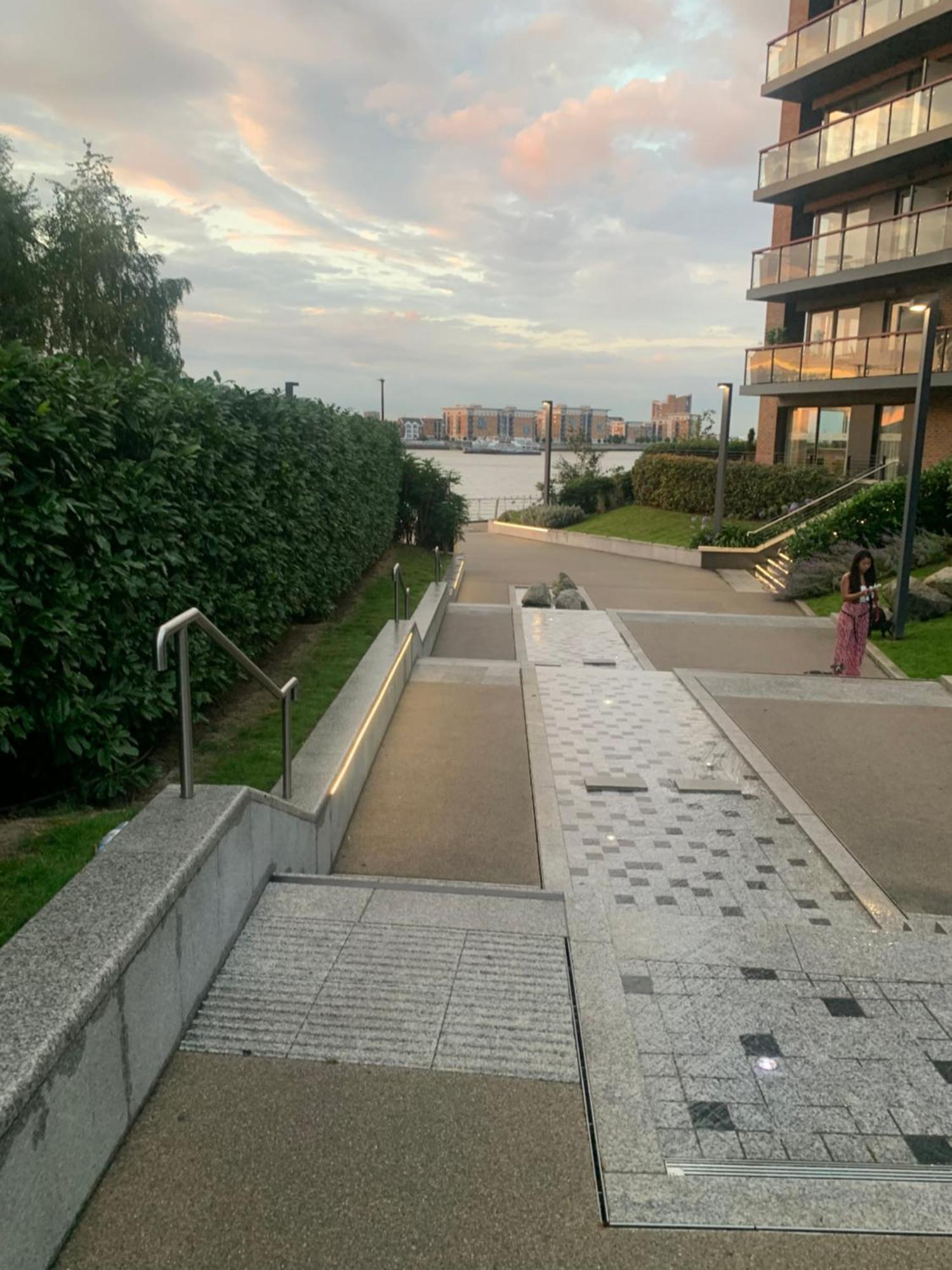 Luxury Riverside Apt With Easy Access To Central London, O2, Excel Centre And Parking Exterior photo