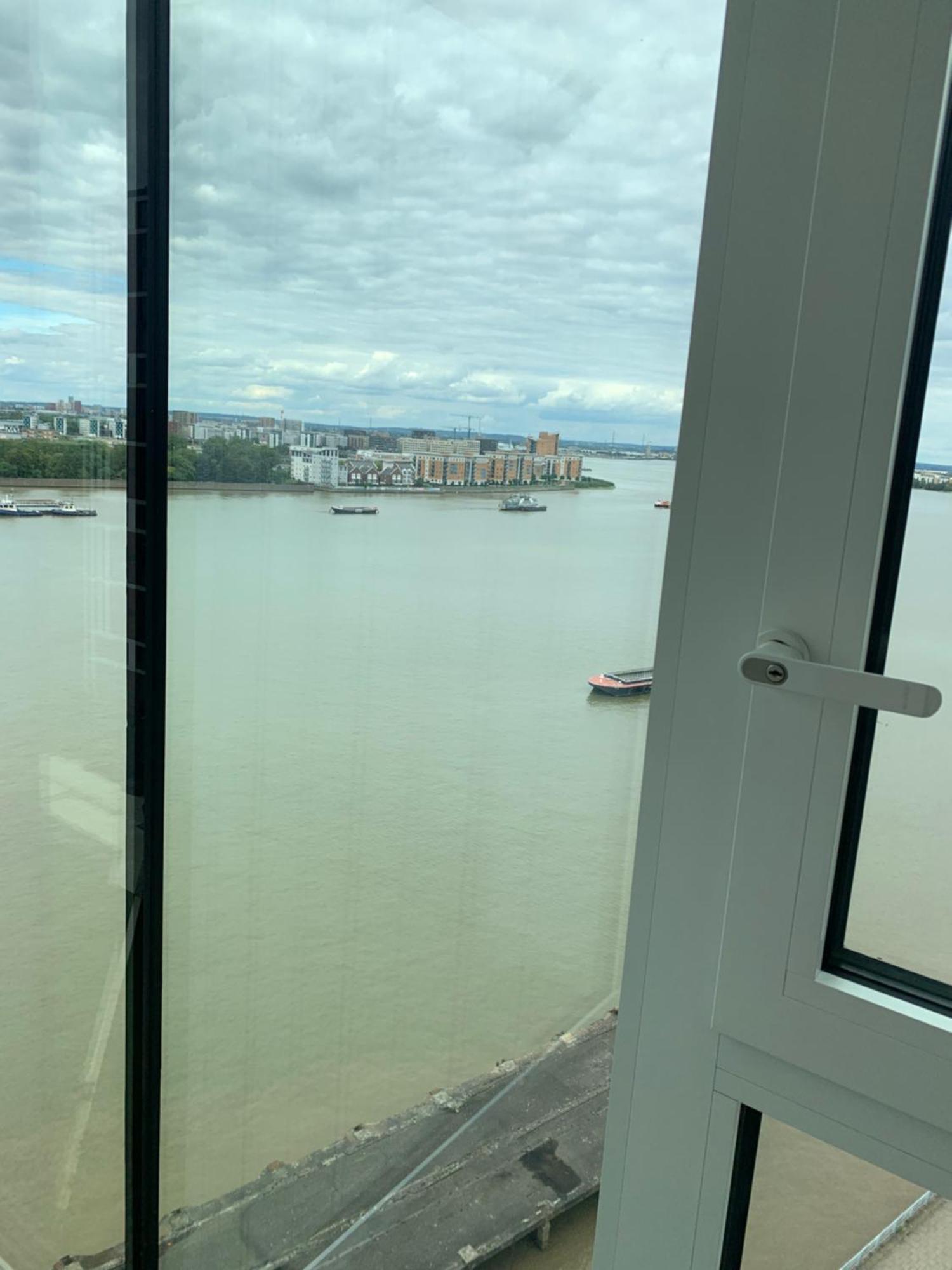 Luxury Riverside Apt With Easy Access To Central London, O2, Excel Centre And Parking Exterior photo