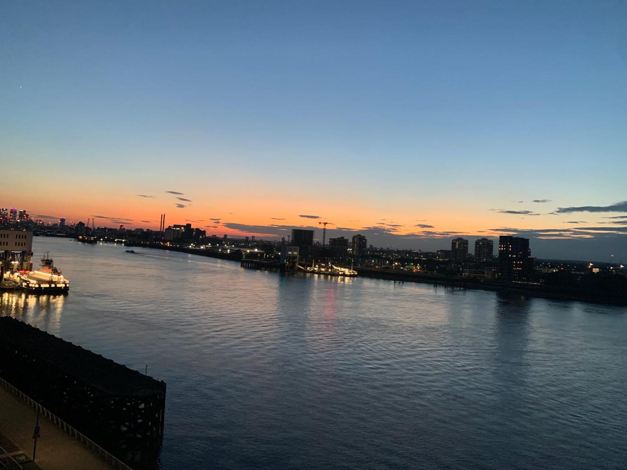 Luxury Riverside Apt With Easy Access To Central London, O2, Excel Centre And Parking Exterior photo